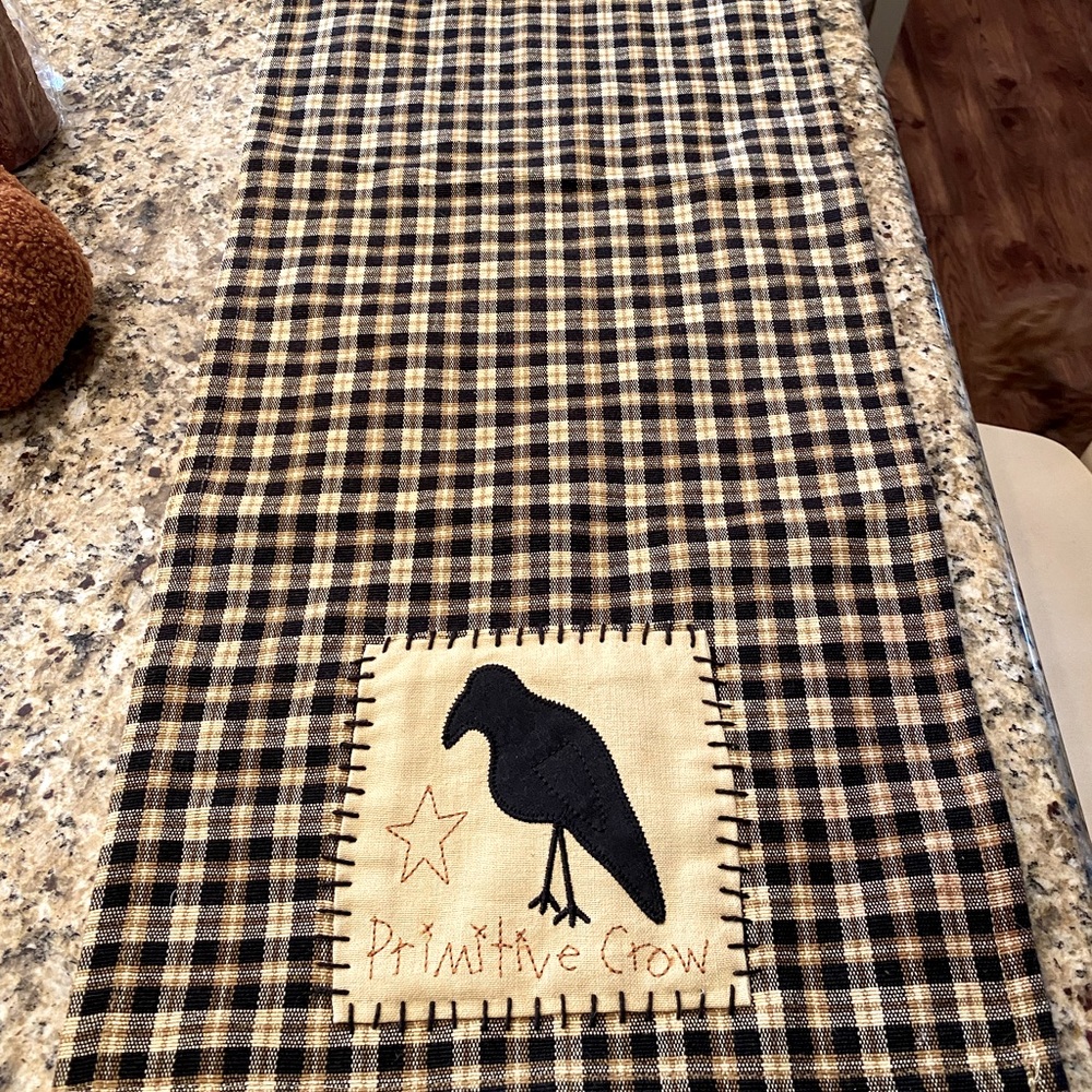 Primitive Crow table runner in excellent condition!!